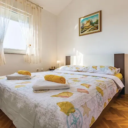 Two-bedroom In Apartamento